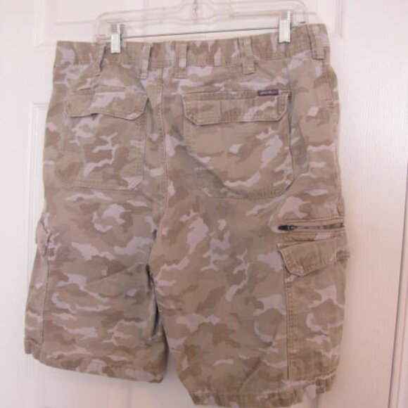 Men's Eddie Bauer Size 38 Cargo camo shorts - Picture 3 of 3